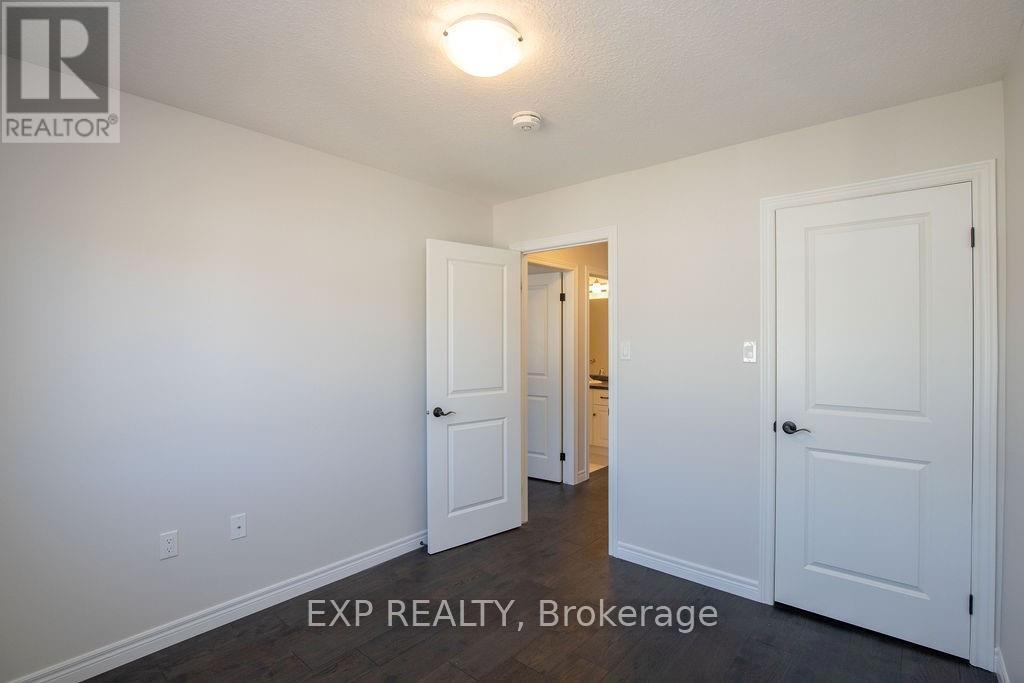 33 Dunrobin Lane, Grimsby, ON - Indoor Photo Showing Other Room