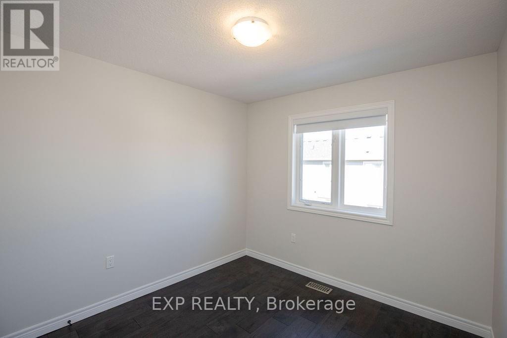 33 Dunrobin Lane, Grimsby, ON - Indoor Photo Showing Other Room