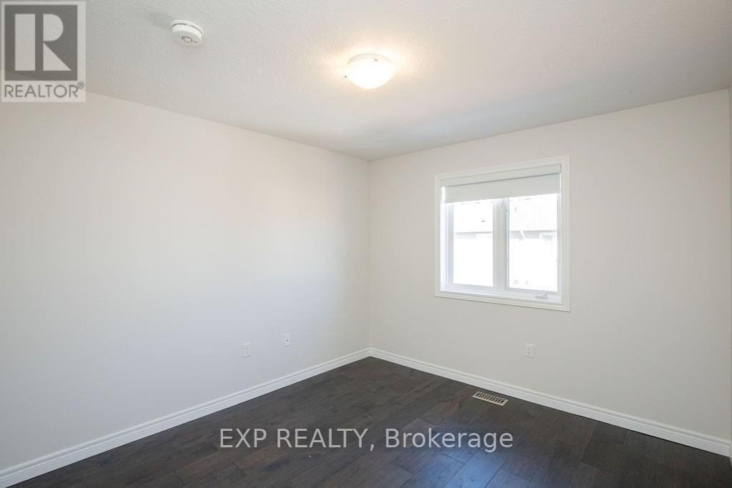 33 Dunrobin Lane, Grimsby, ON - Indoor Photo Showing Other Room