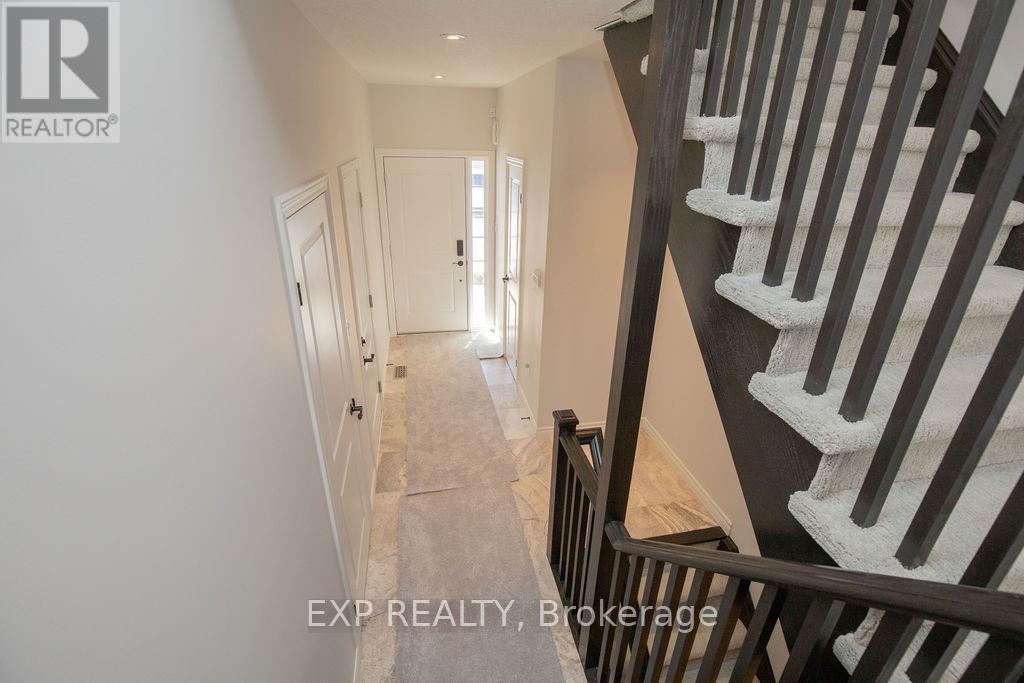 33 Dunrobin Lane, Grimsby, ON - Indoor Photo Showing Other Room