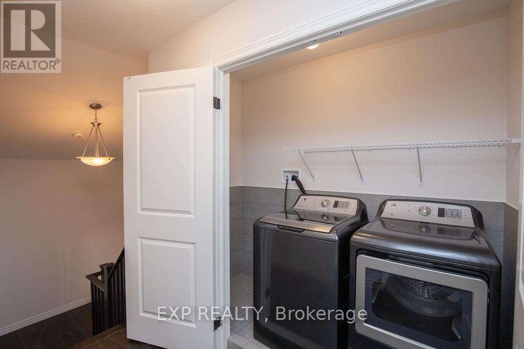 33 Dunrobin Lane, Grimsby, ON - Indoor Photo Showing Laundry Room