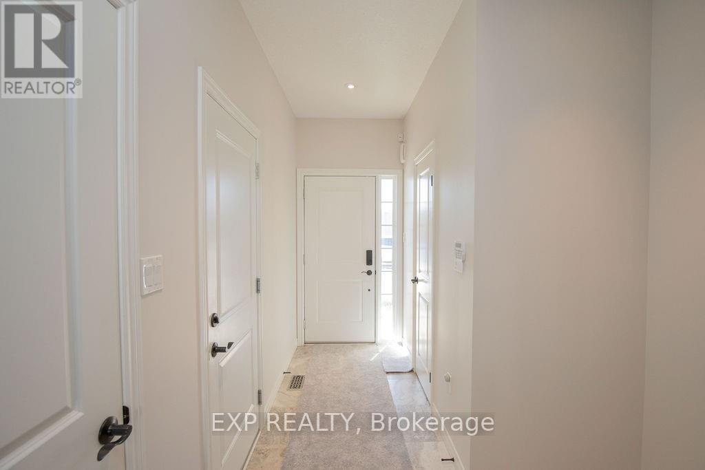 33 Dunrobin Lane, Grimsby, ON - Indoor Photo Showing Other Room