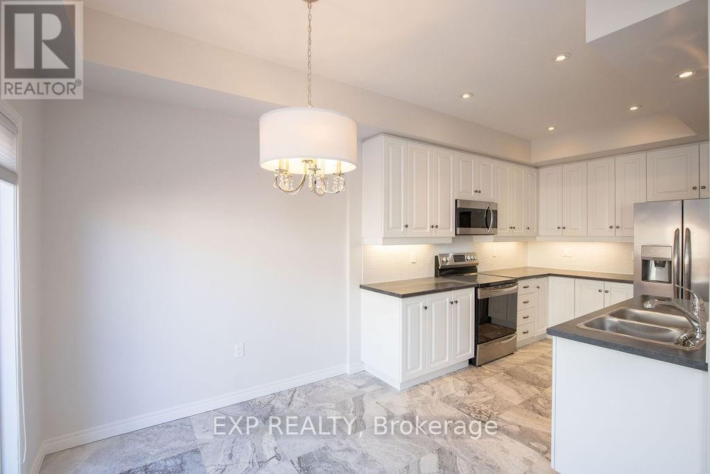 33 Dunrobin Lane, Grimsby, ON - Indoor Photo Showing Kitchen With Double Sink