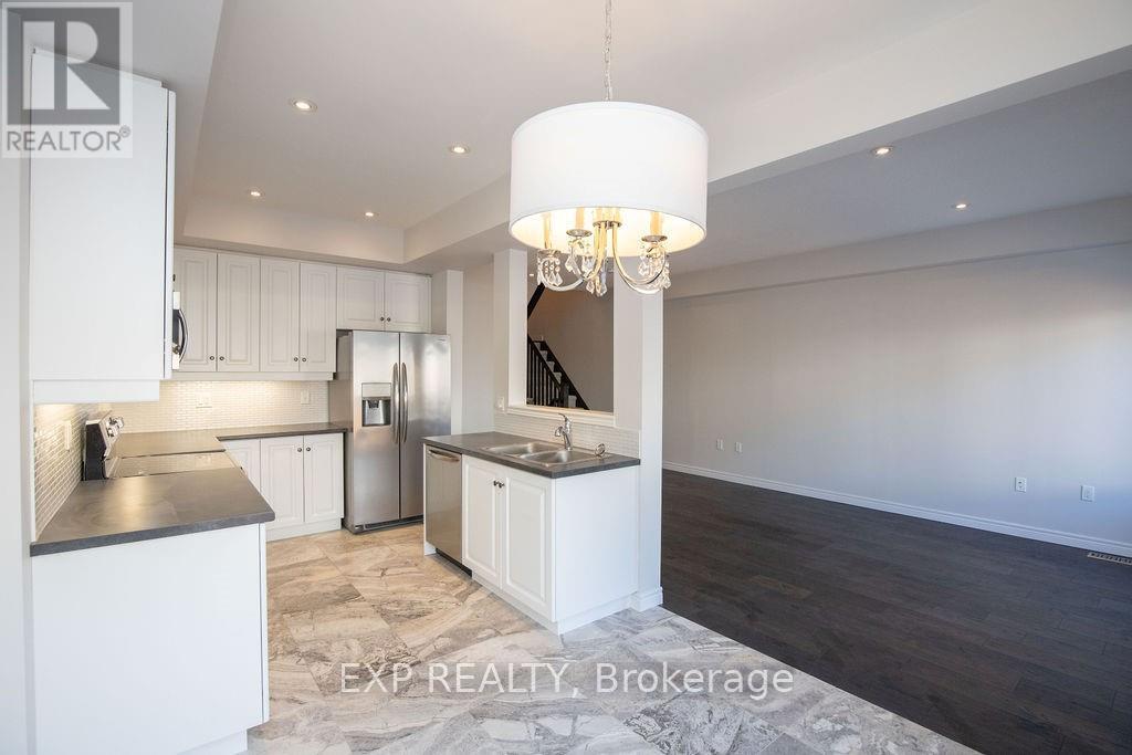 33 Dunrobin Lane, Grimsby, ON - Indoor Photo Showing Kitchen With Double Sink