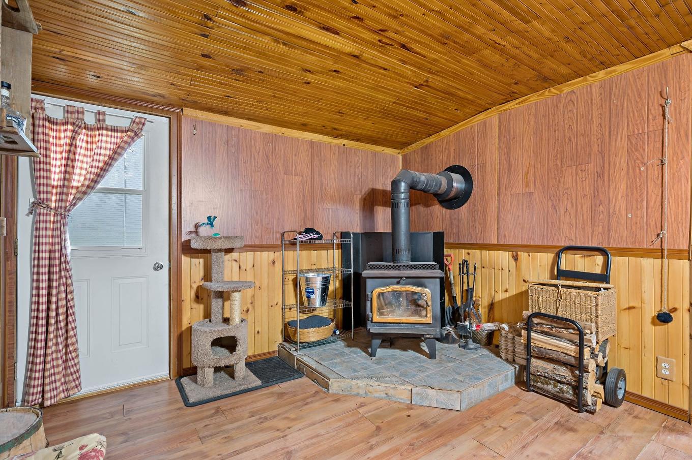 Dining room - 121 Crois. Des Trois-Lacs, Lantier, QC - Indoor With Fireplace