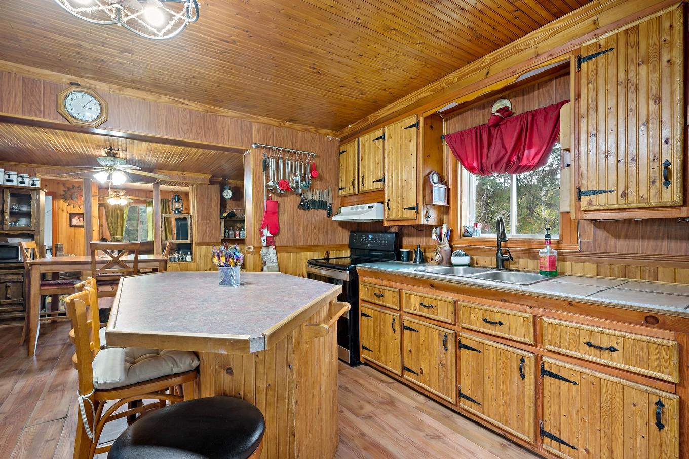 Kitchen - 121 Crois. Des Trois-Lacs, Lantier, QC - Indoor Photo Showing Kitchen With Double Sink