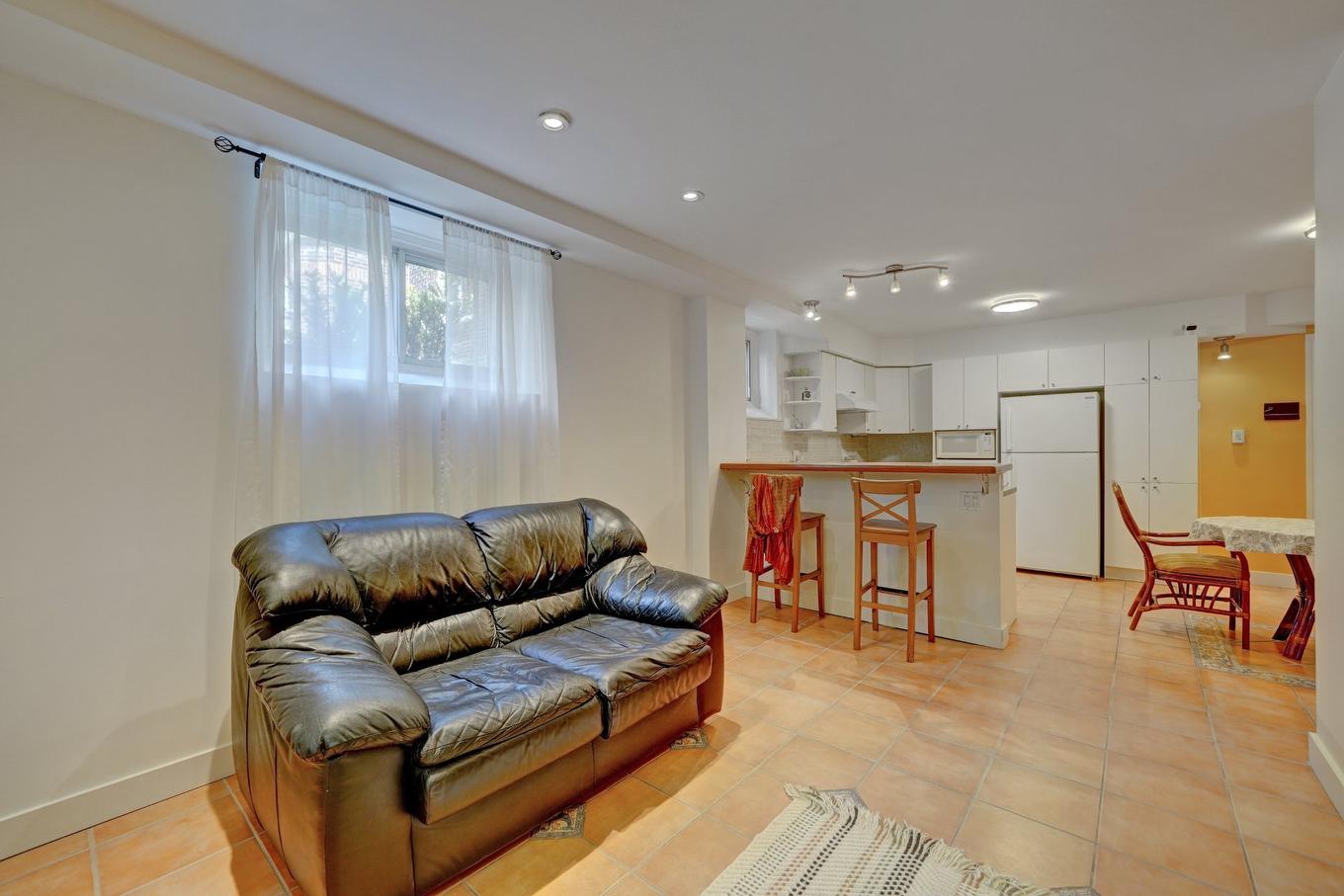 Vue d'ensemble - 1A-320 Boul. Laird, Mont-Royal, QC - Indoor Photo Showing Living Room