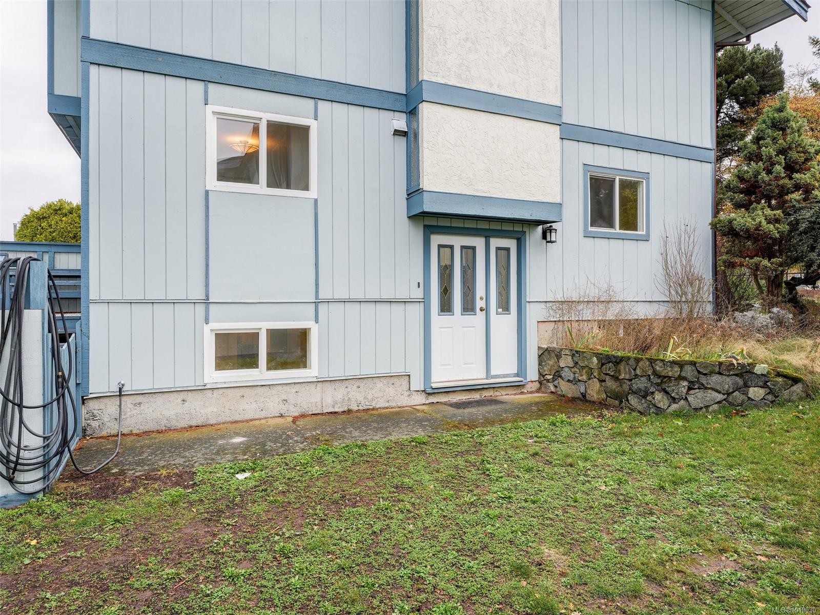 45-3987 Gordon Head Rd, Saanich, BC