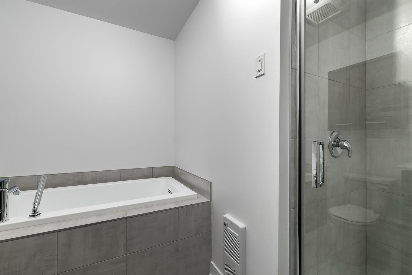 Bathroom - 7-6100 Rue De Lusa, Brossard, QC - Indoor Photo Showing Bathroom