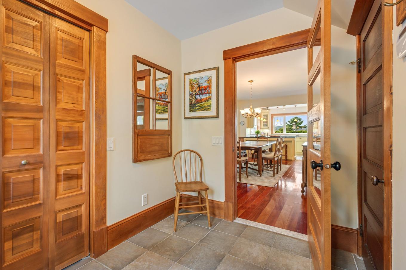 Hall d'entrée/Vestibule - 41 Rue Mountain, Sutton, QC - Indoor Photo Showing Other Room