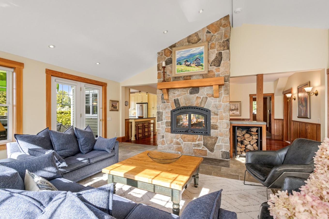 Salon - 41 Rue Mountain, Sutton, QC - Indoor Photo Showing Living Room With Fireplace