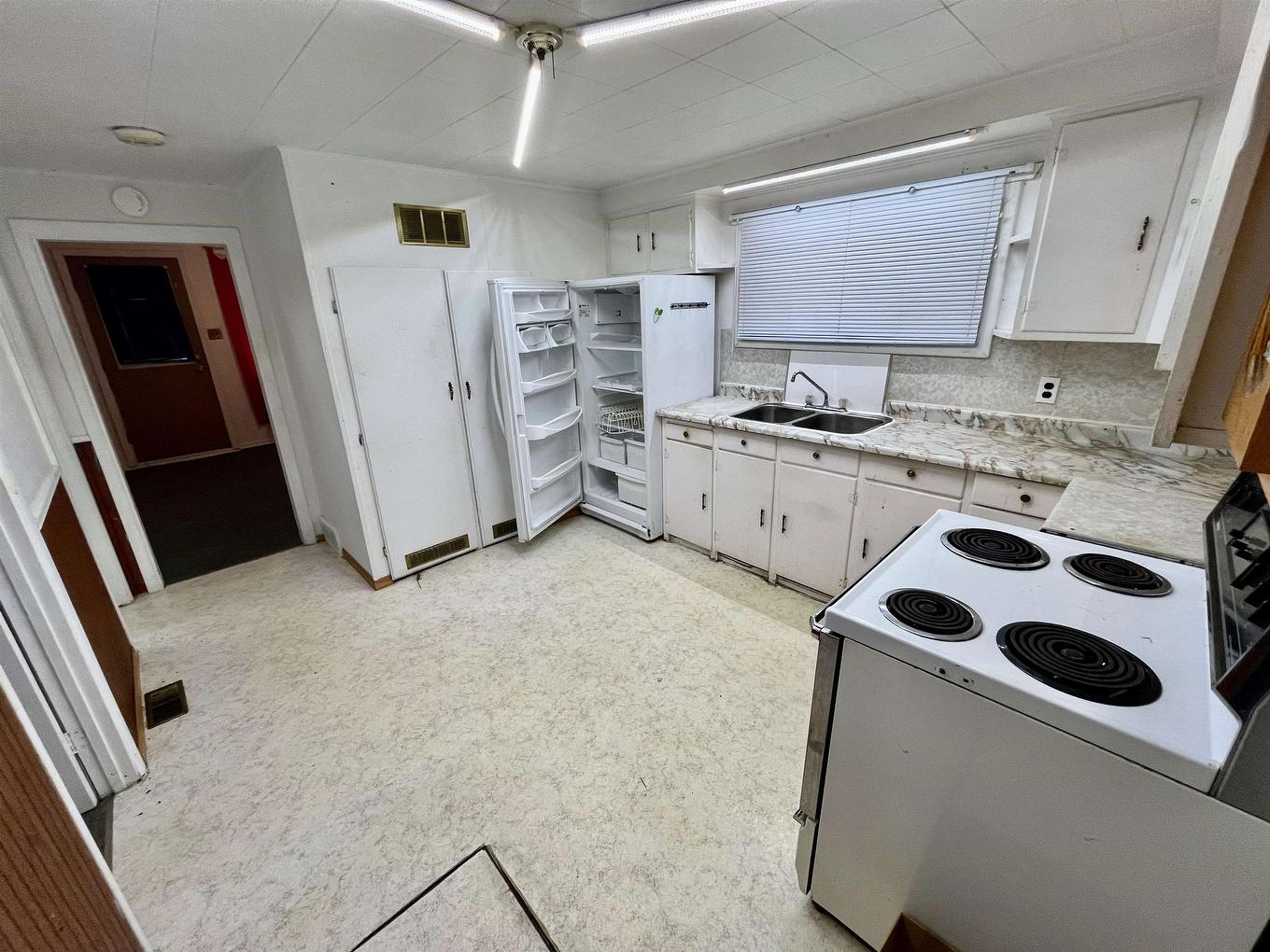 179 First Street, Dryden, ON - Indoor Photo Showing Kitchen With Double Sink