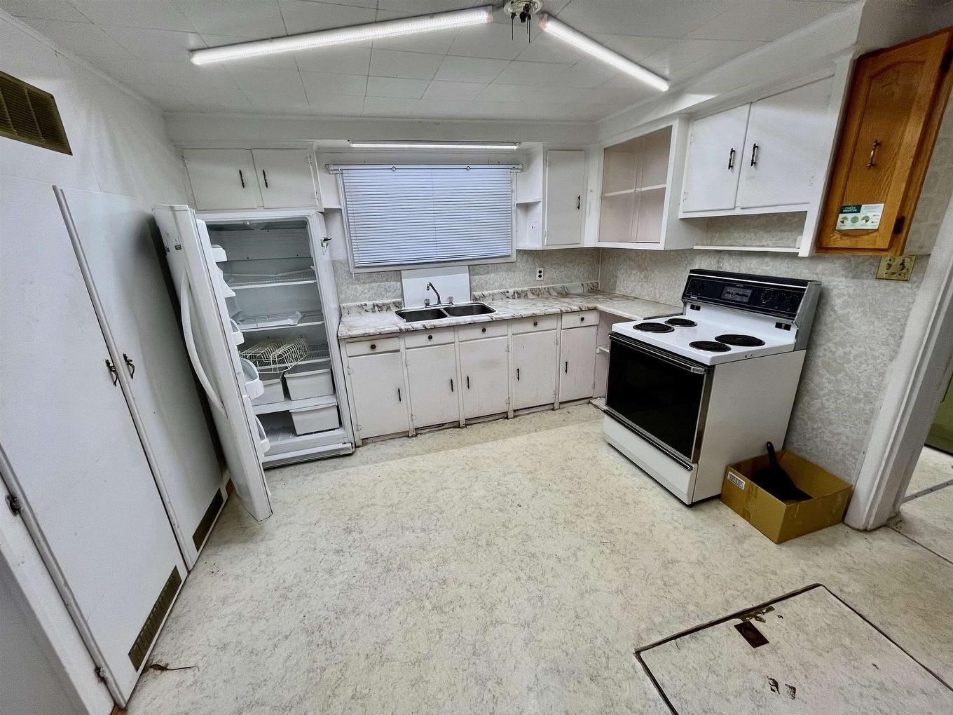 179 First Street, Dryden, ON - Indoor Photo Showing Kitchen With Double Sink