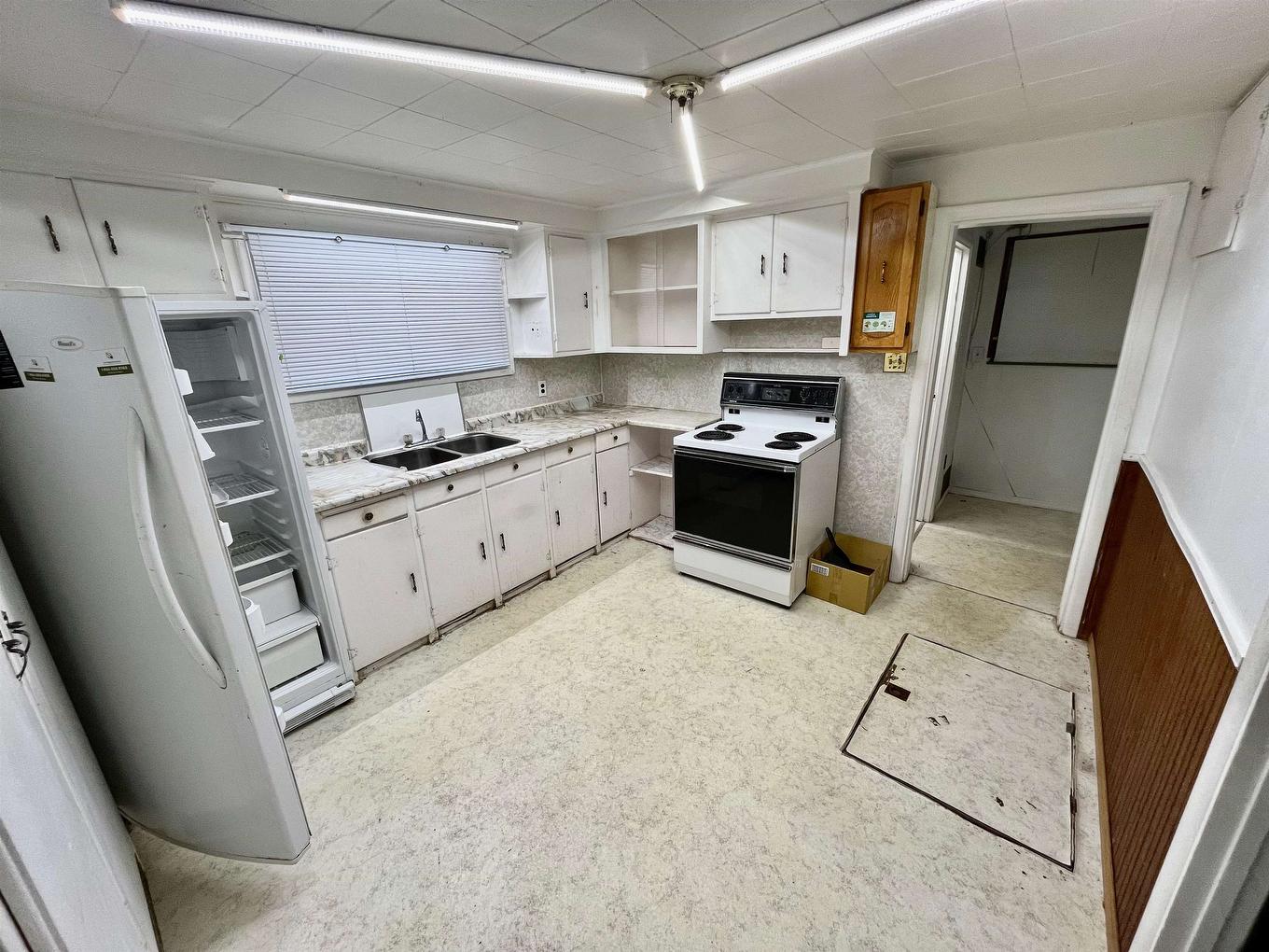 179 First Street, Dryden, ON - Indoor Photo Showing Kitchen With Double Sink