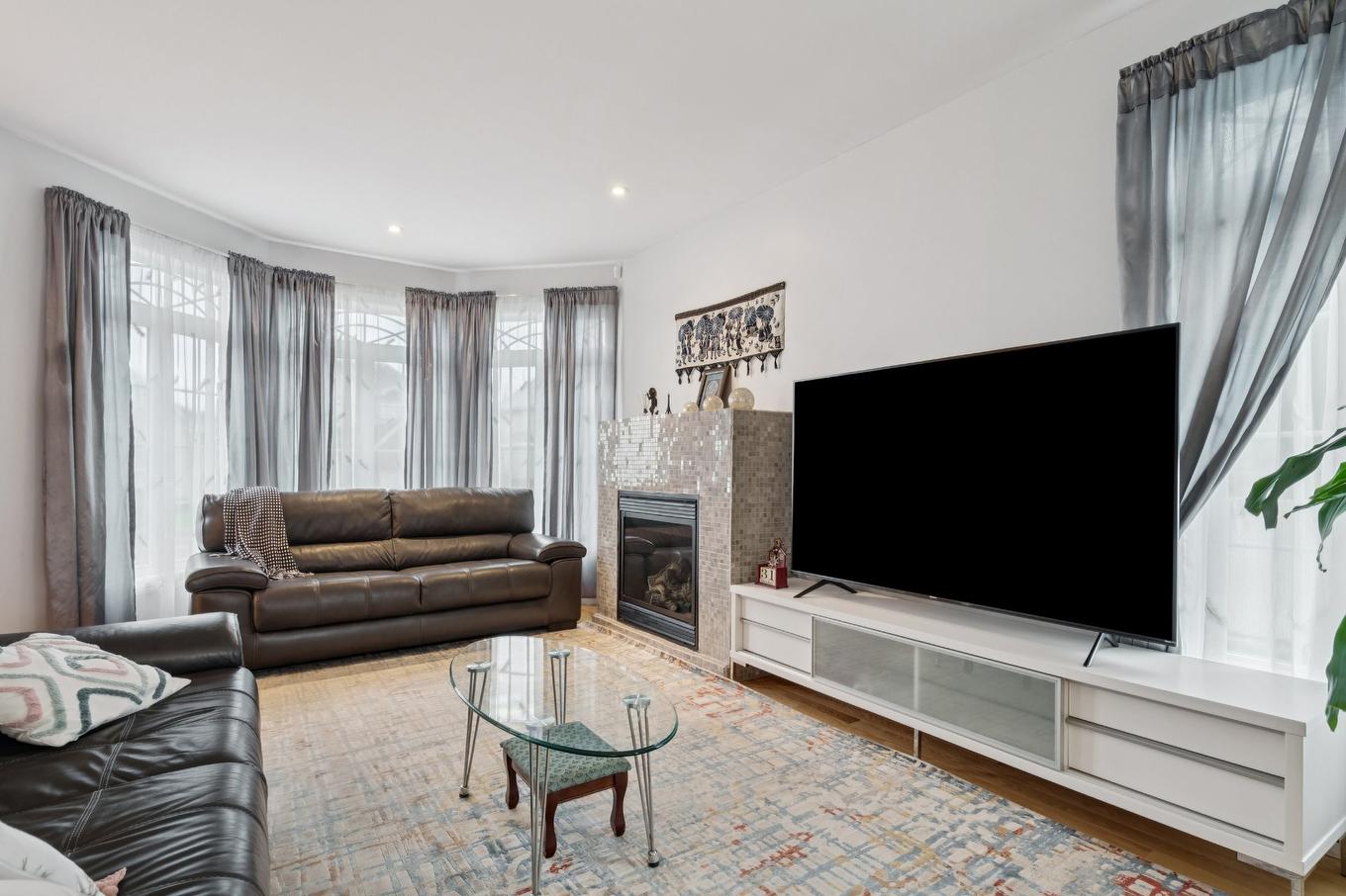 Living room - 263 Rue Des Échevins, Saint-Jean-Sur-Richelieu, QC - Indoor Photo Showing Living Room With Fireplace