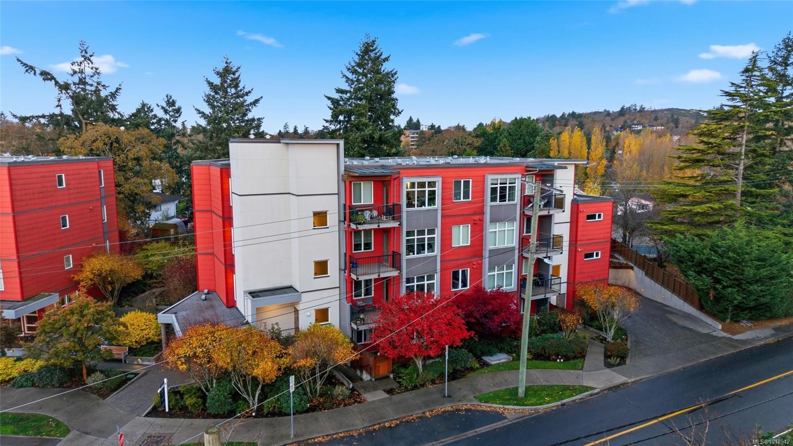 206-4040 Borden St, Saanich, BC - Outdoor