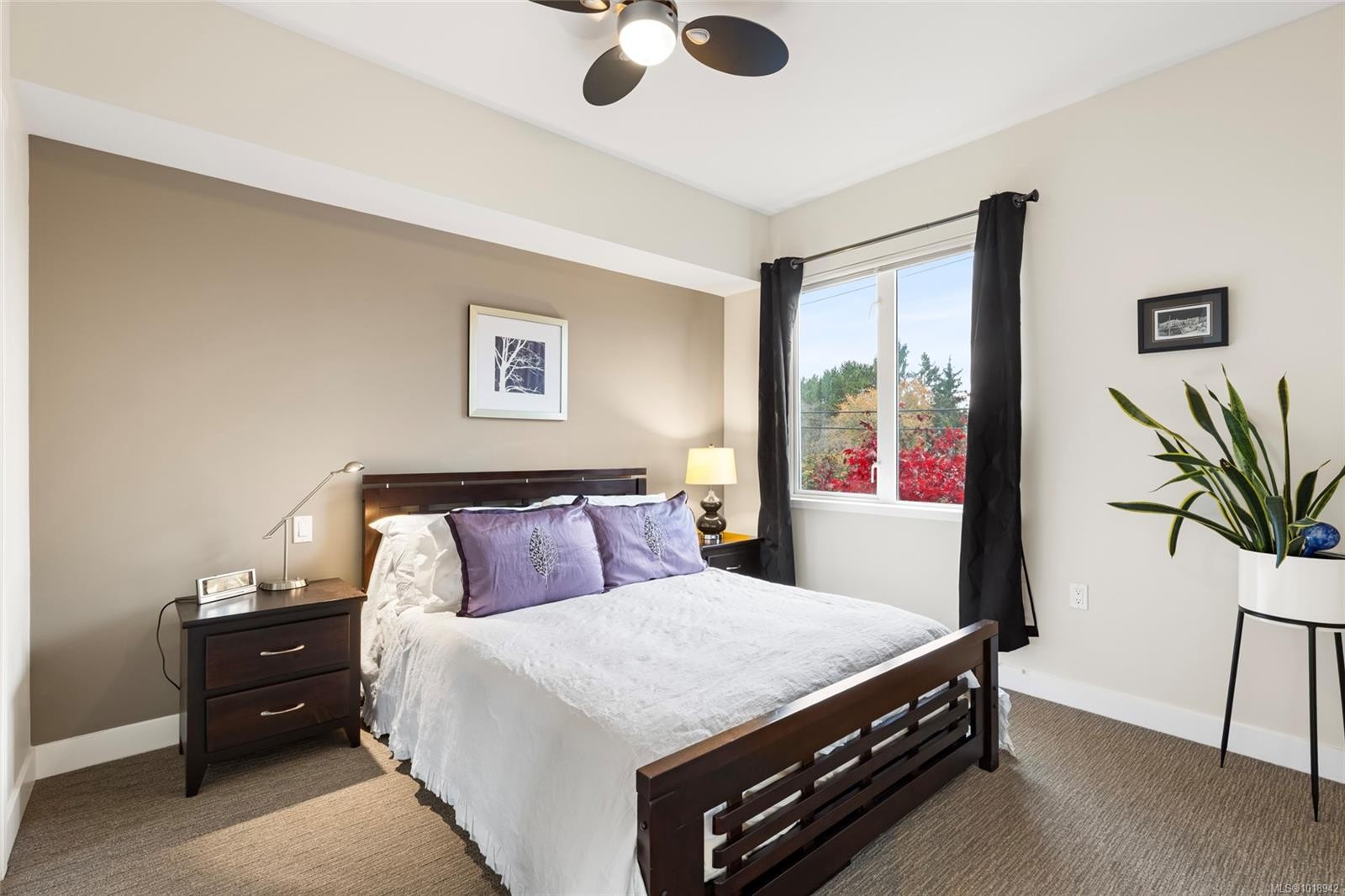 206-4040 Borden St, Saanich, BC - Indoor Photo Showing Bedroom