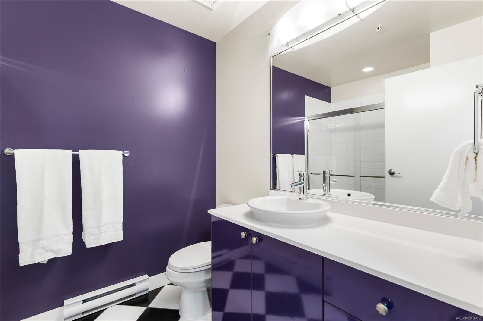 206-4040 Borden St, Saanich, BC - Indoor Photo Showing Bathroom