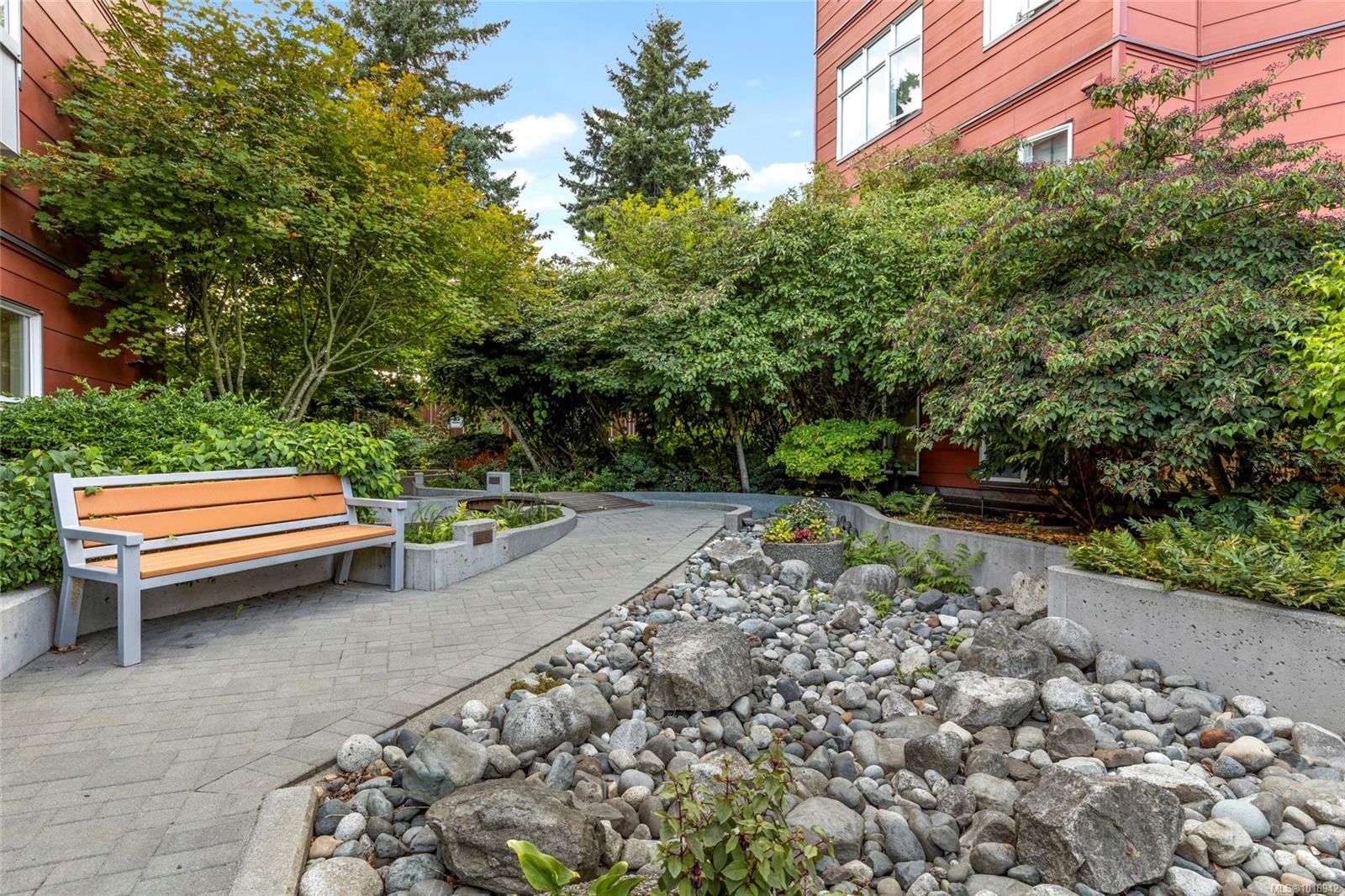 206-4040 Borden St, Saanich, BC - Outdoor