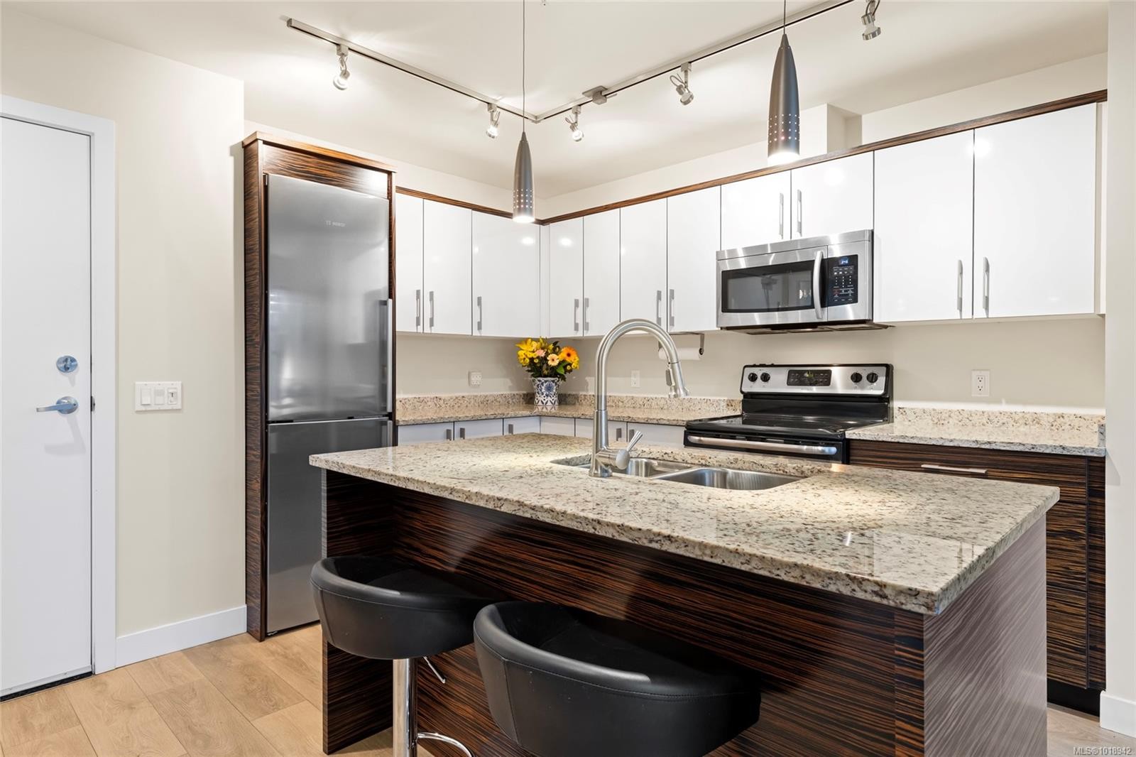 206-4040 Borden St, Saanich, BC - Indoor Photo Showing Kitchen With Double Sink