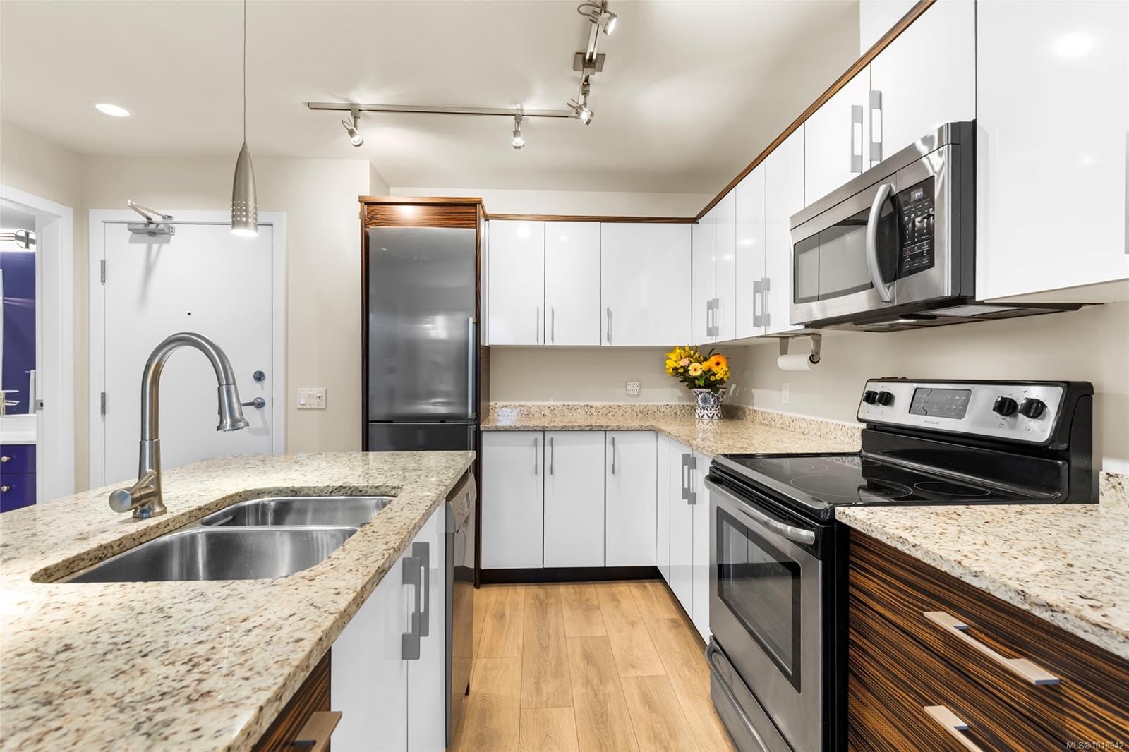 206-4040 Borden St, Saanich, BC - Indoor Photo Showing Kitchen With Double Sink With Upgraded Kitchen