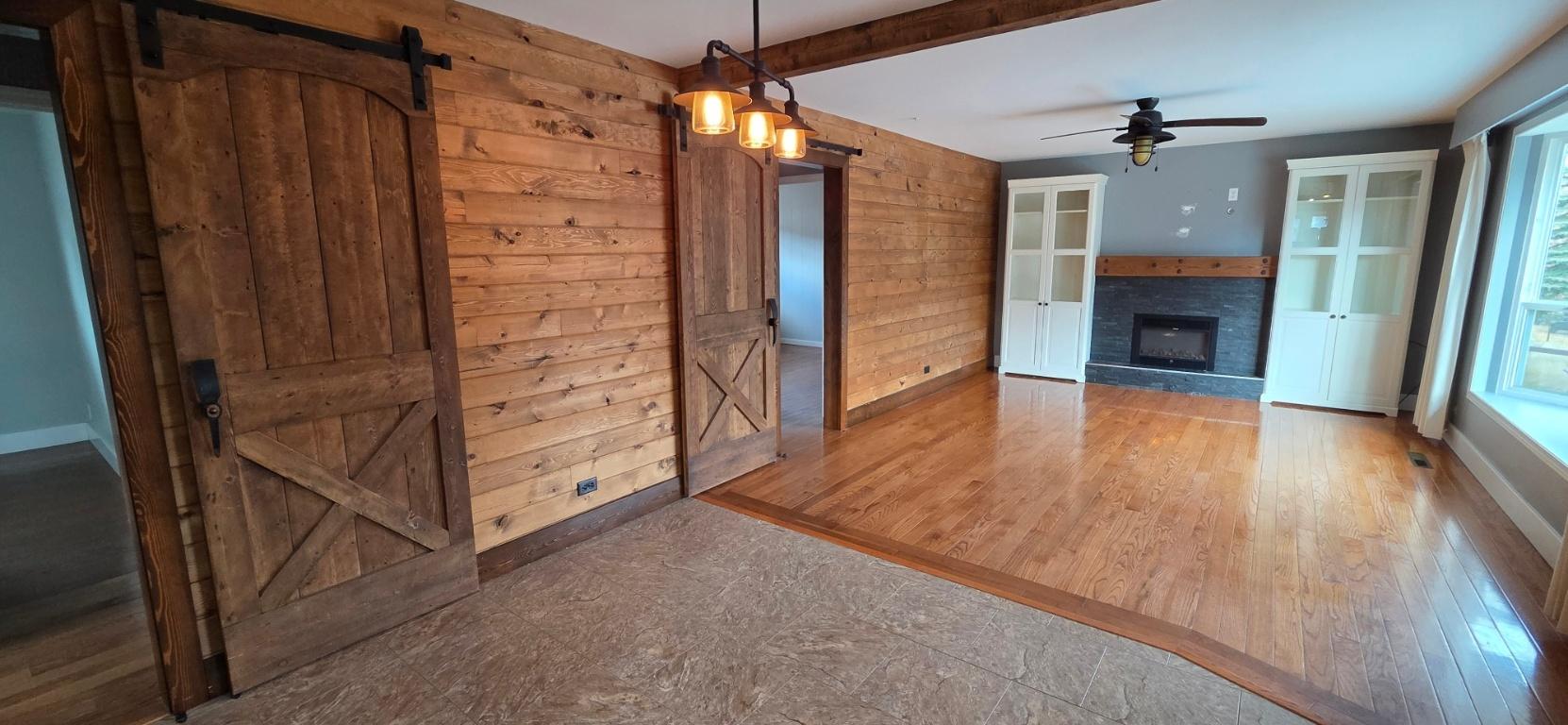 127 Swan Avenue, Kimberley, BC - Indoor With Fireplace