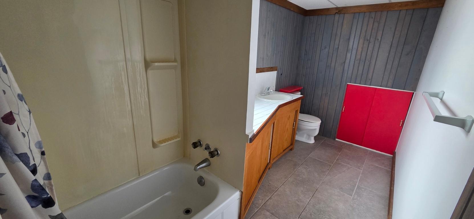 127 Swan Avenue, Kimberley, BC - Indoor Photo Showing Bathroom