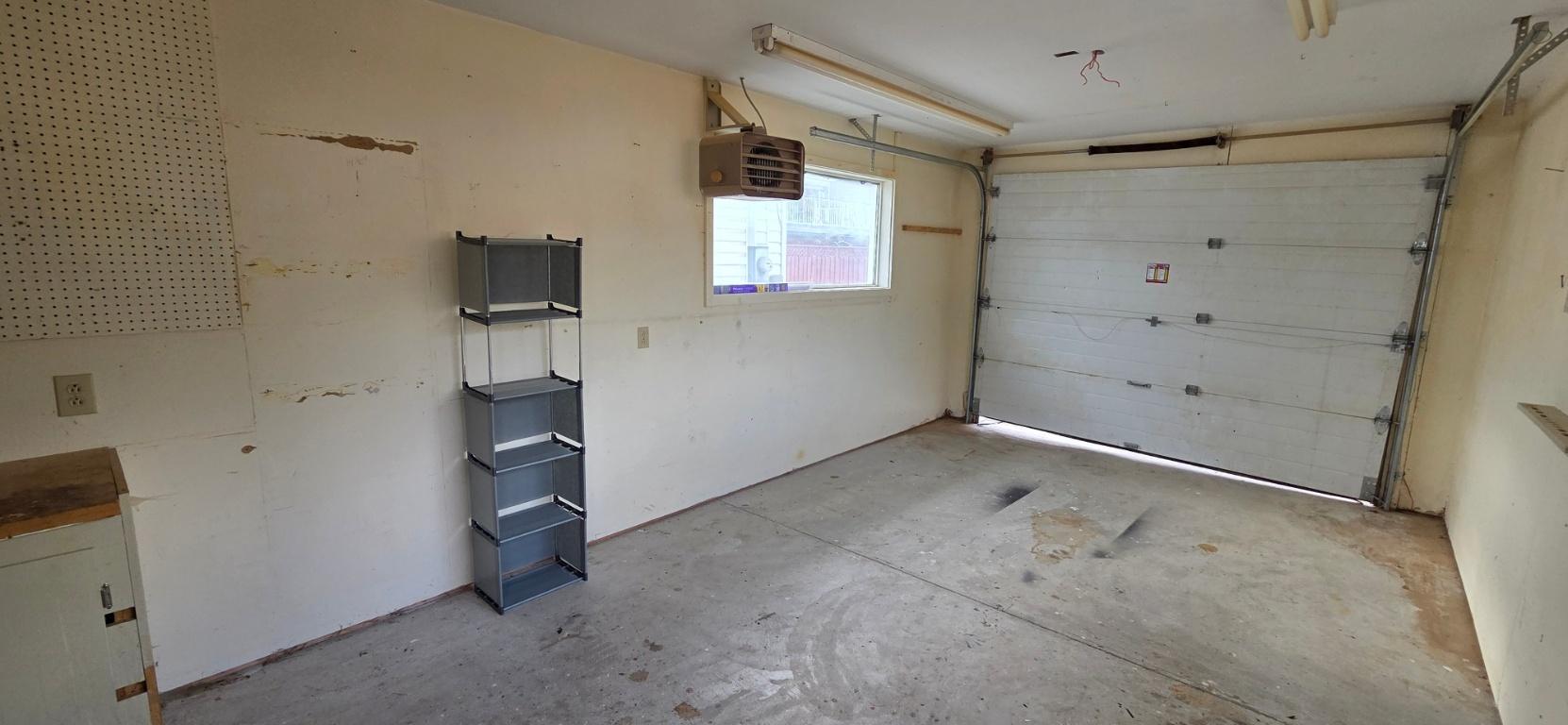 127 Swan Avenue, Kimberley, BC - Indoor Photo Showing Garage