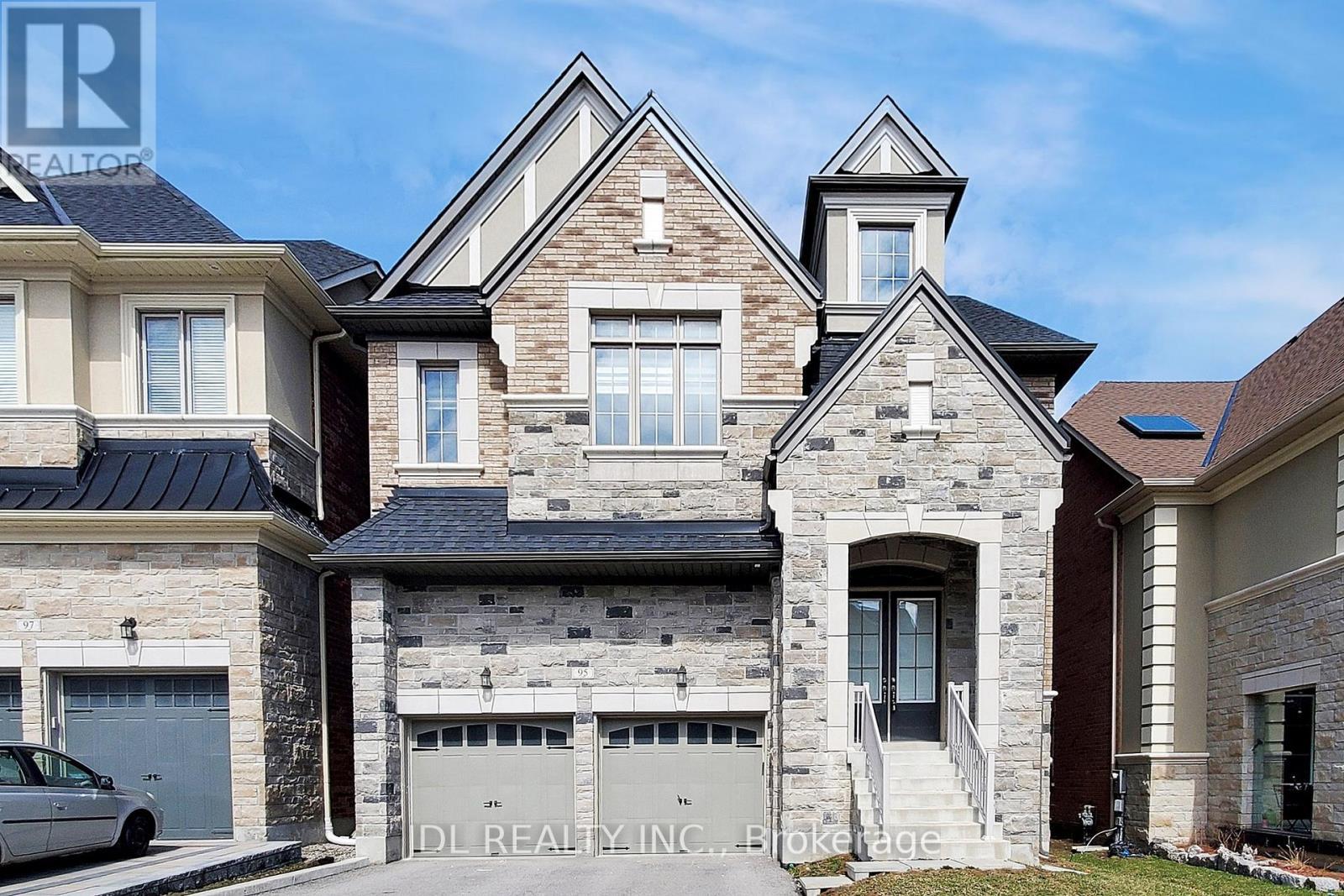 95 Giardina Crescent, Richmond Hill, ON - Outdoor With Facade