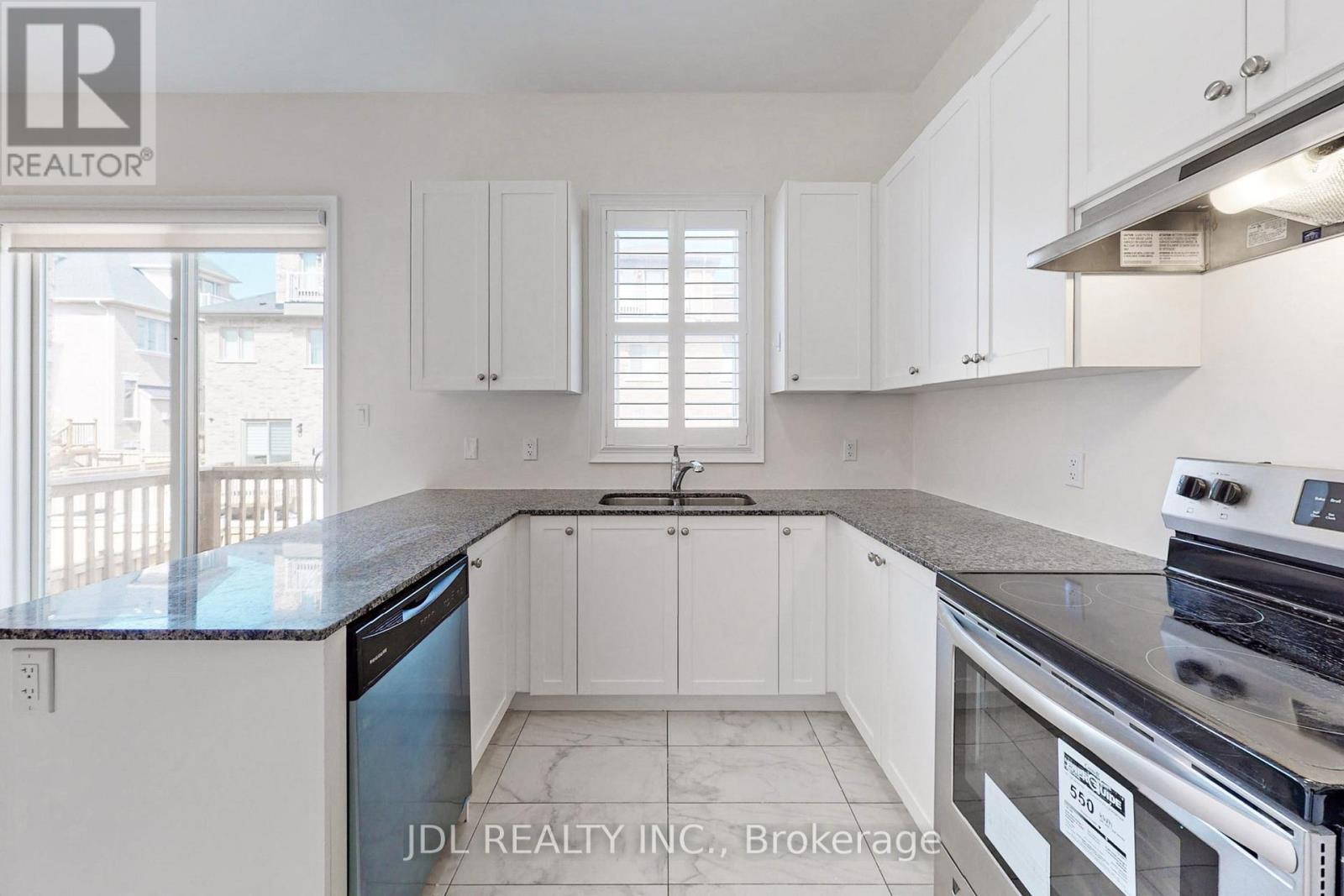 95 Giardina Crescent, Richmond Hill, ON - Indoor Photo Showing Kitchen With Double Sink With Upgraded Kitchen