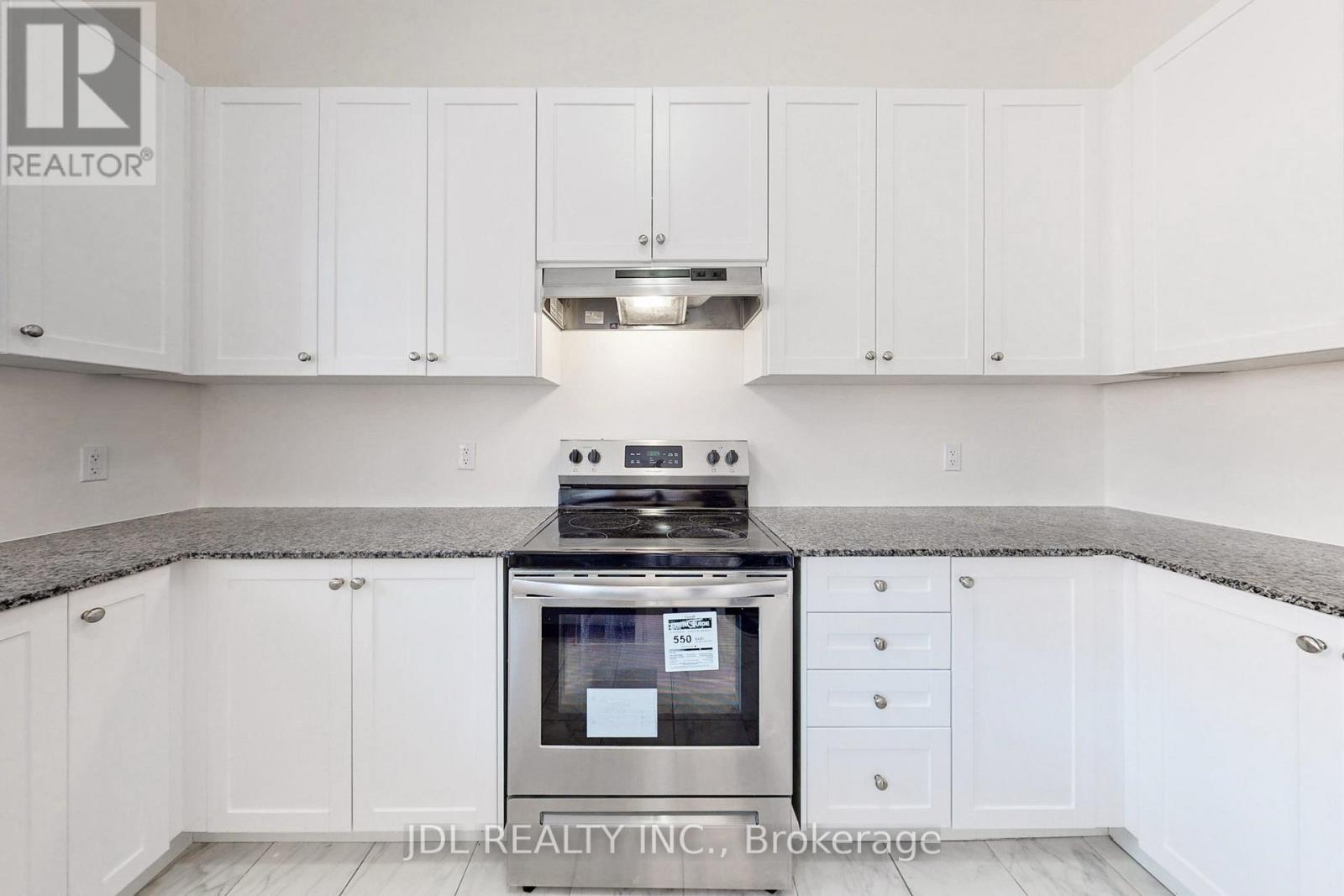 95 Giardina Crescent, Richmond Hill, ON - Indoor Photo Showing Kitchen