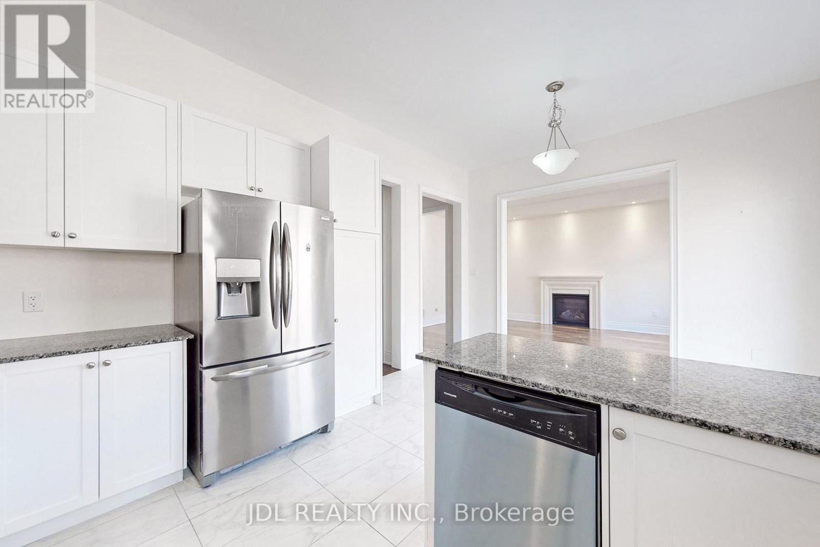 95 Giardina Crescent, Richmond Hill, ON - Indoor Photo Showing Kitchen