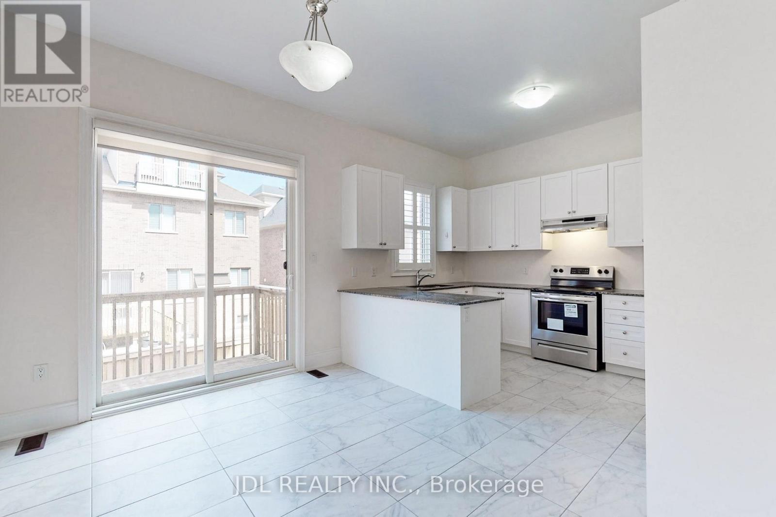 95 Giardina Crescent, Richmond Hill, ON - Indoor Photo Showing Kitchen