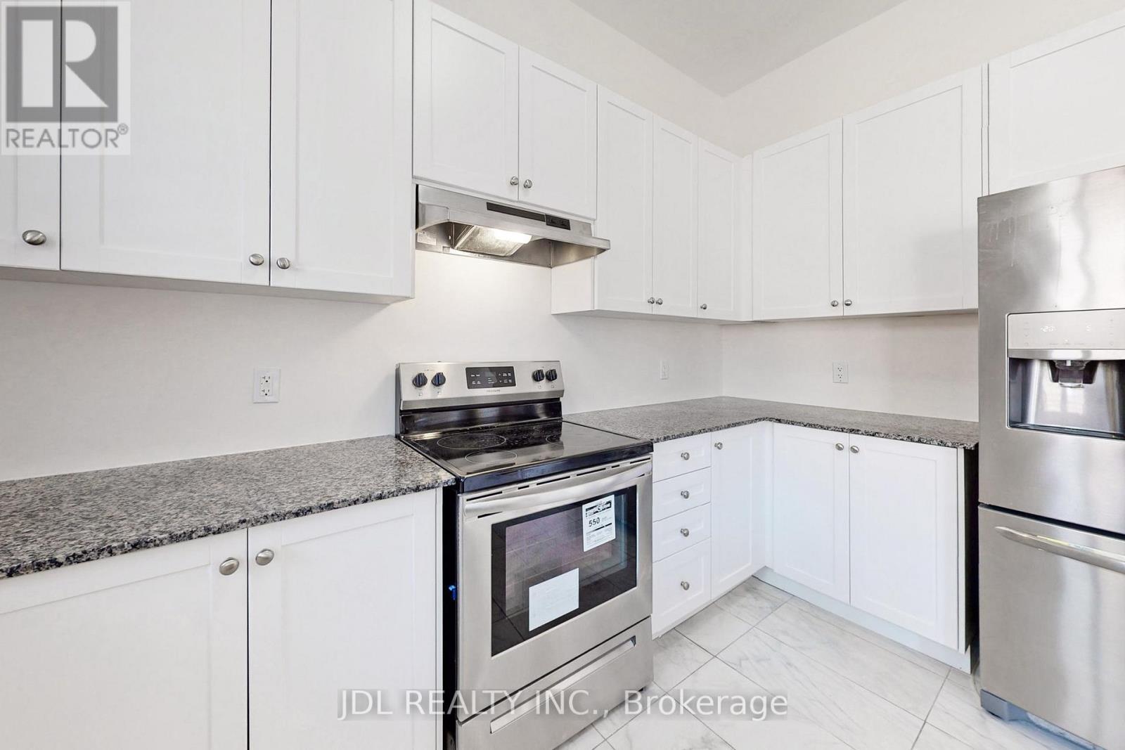 95 Giardina Crescent, Richmond Hill, ON - Indoor Photo Showing Kitchen