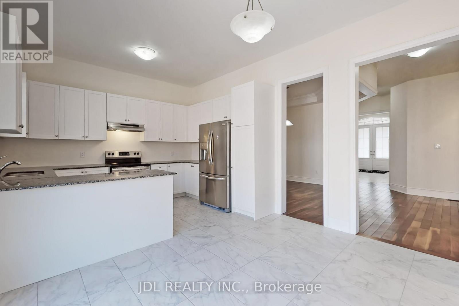 95 Giardina Crescent, Richmond Hill, ON - Indoor Photo Showing Kitchen With Double Sink