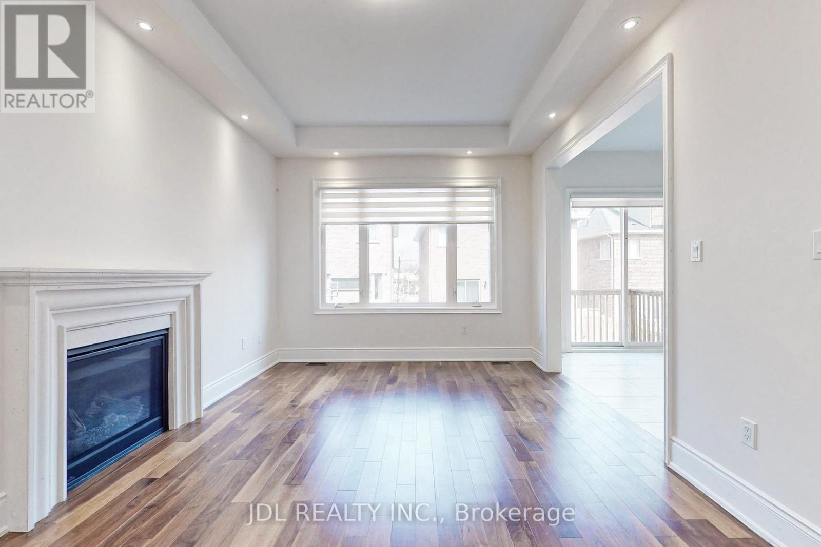 95 Giardina Crescent, Richmond Hill, ON - Indoor With Fireplace