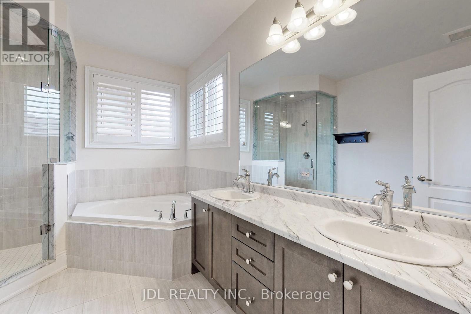 95 Giardina Crescent, Richmond Hill, ON - Indoor Photo Showing Bathroom