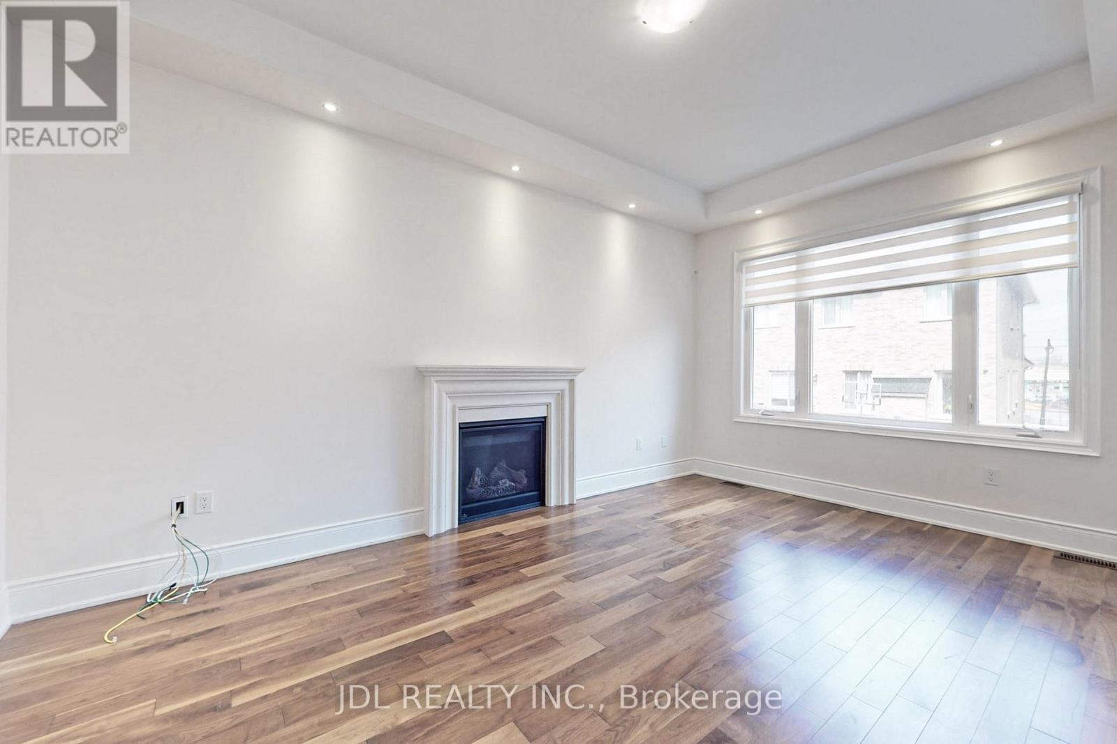 95 Giardina Crescent, Richmond Hill, ON - Indoor Photo Showing Other Room With Fireplace
