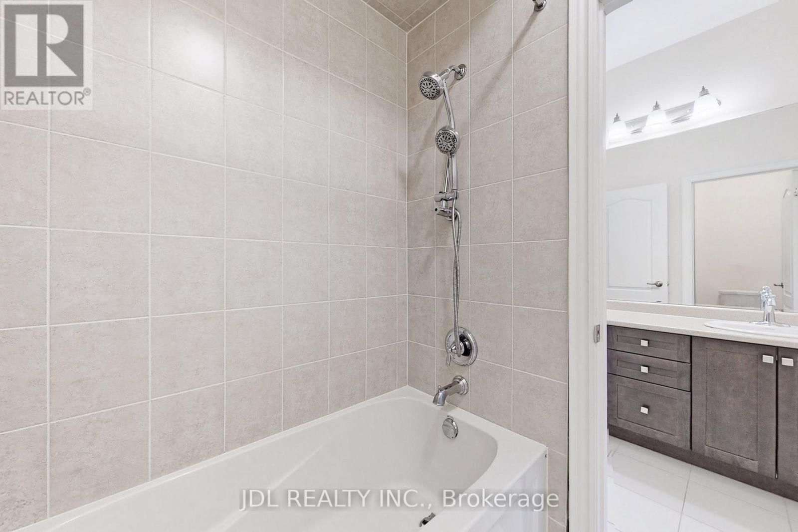 95 Giardina Crescent, Richmond Hill, ON - Indoor Photo Showing Bathroom