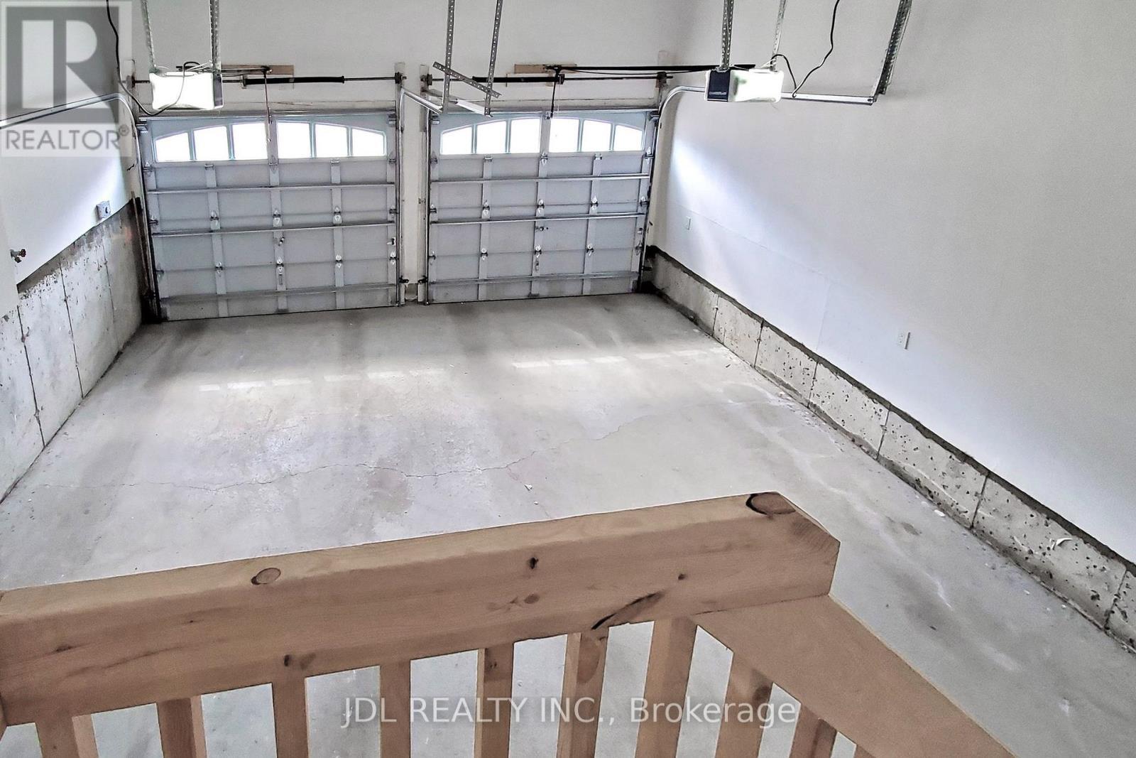 95 Giardina Crescent, Richmond Hill, ON - Indoor Photo Showing Garage