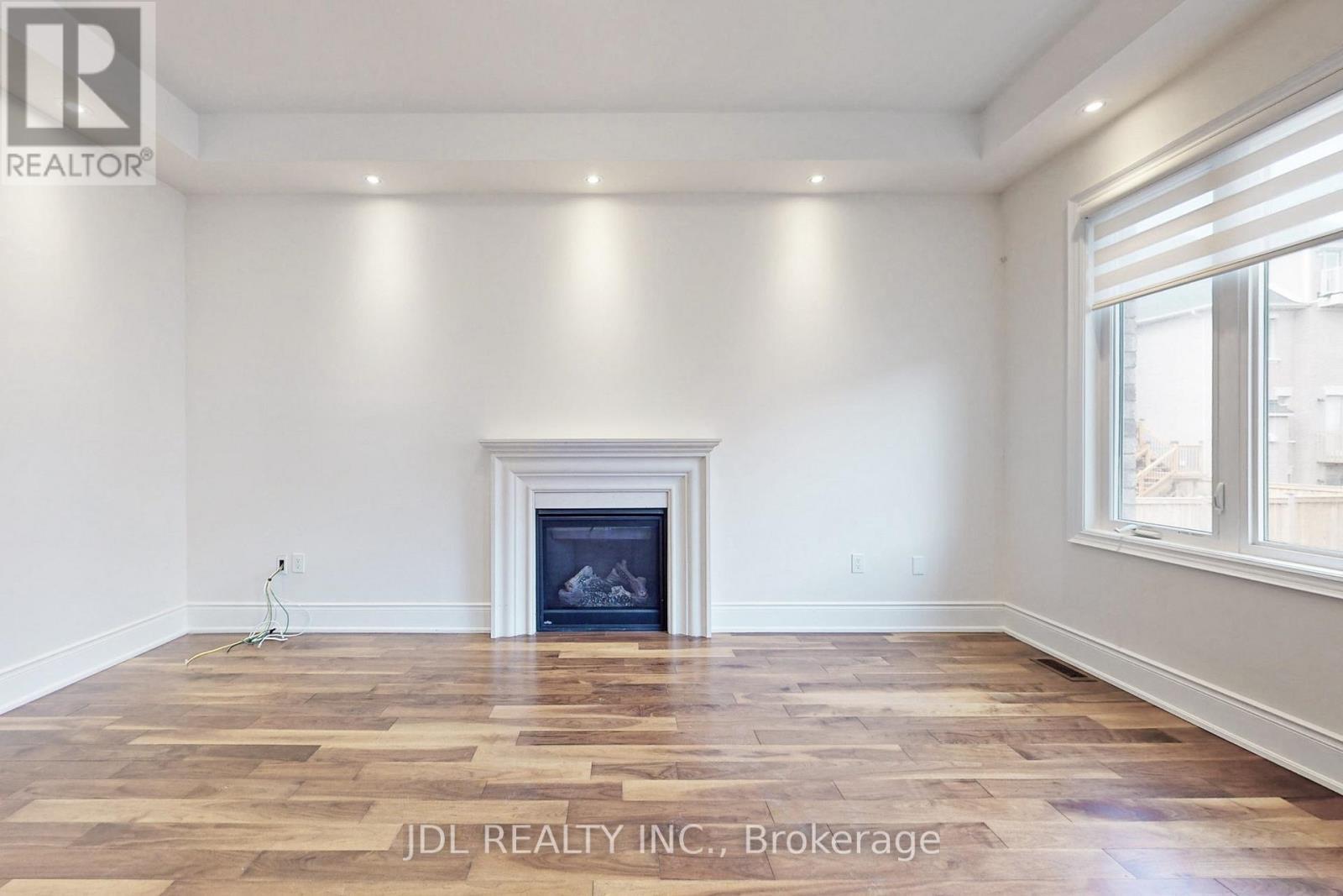 95 Giardina Crescent, Richmond Hill, ON - Indoor With Fireplace