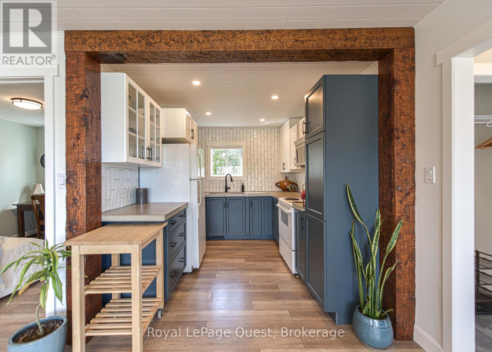 4304 Plum Point Road, Ramara, ON - Indoor Photo Showing Kitchen