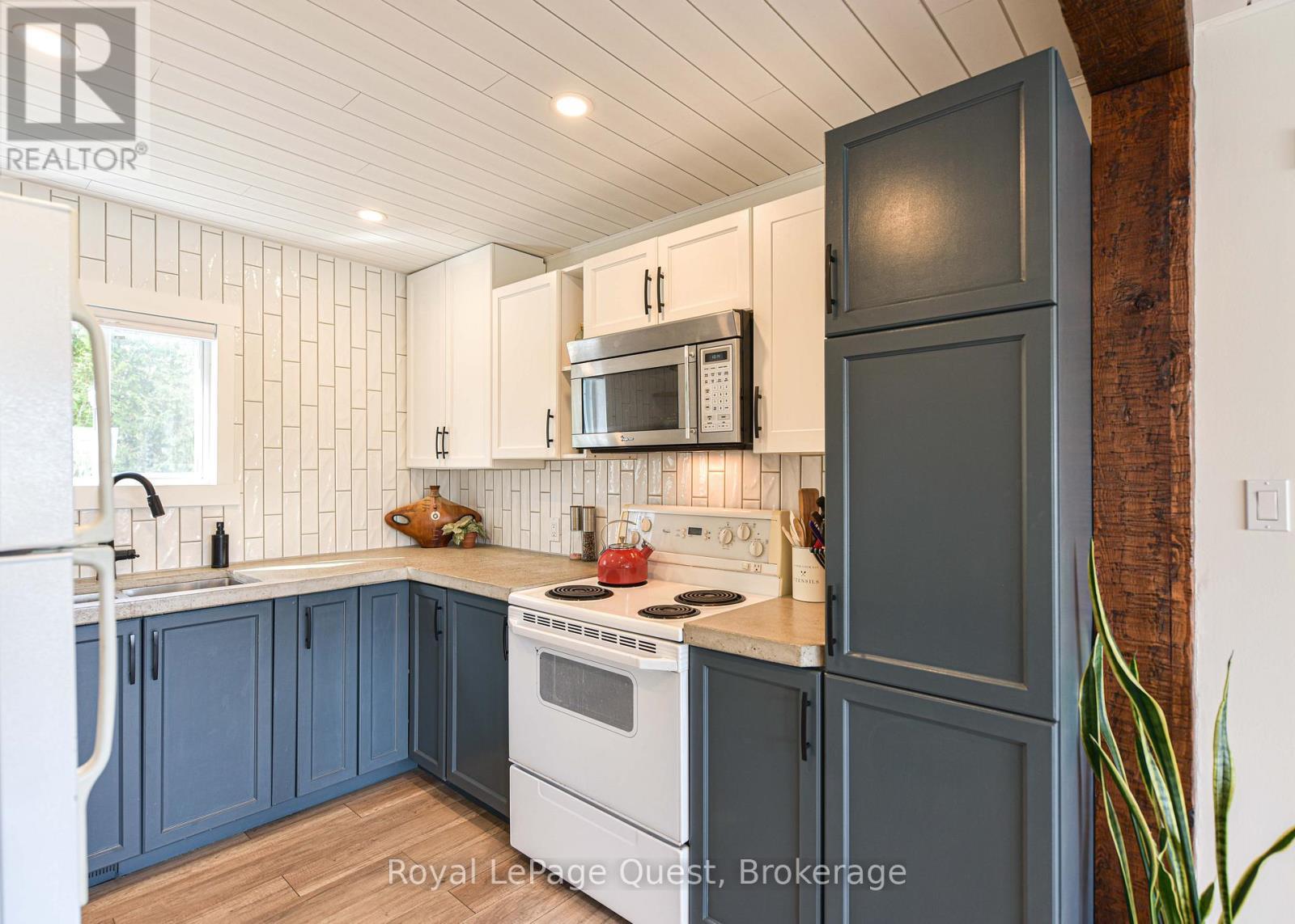 4304 Plum Point Road, Ramara, ON - Indoor Photo Showing Kitchen