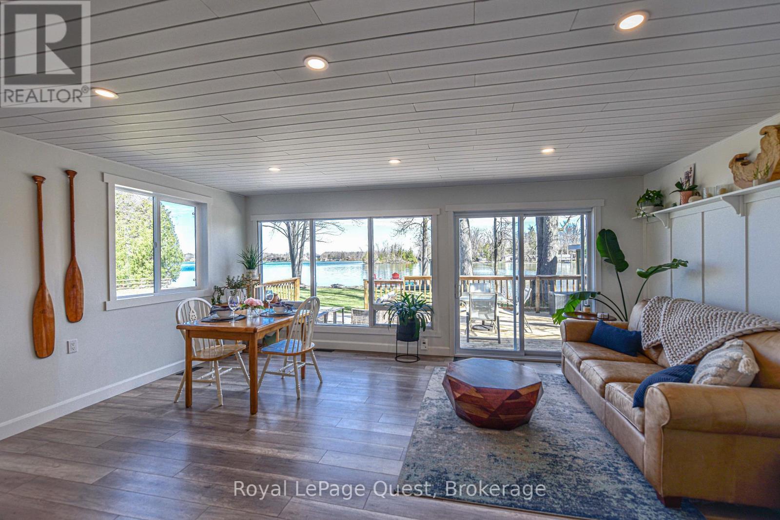 4304 Plum Point Road, Ramara, ON - Indoor Photo Showing Living Room