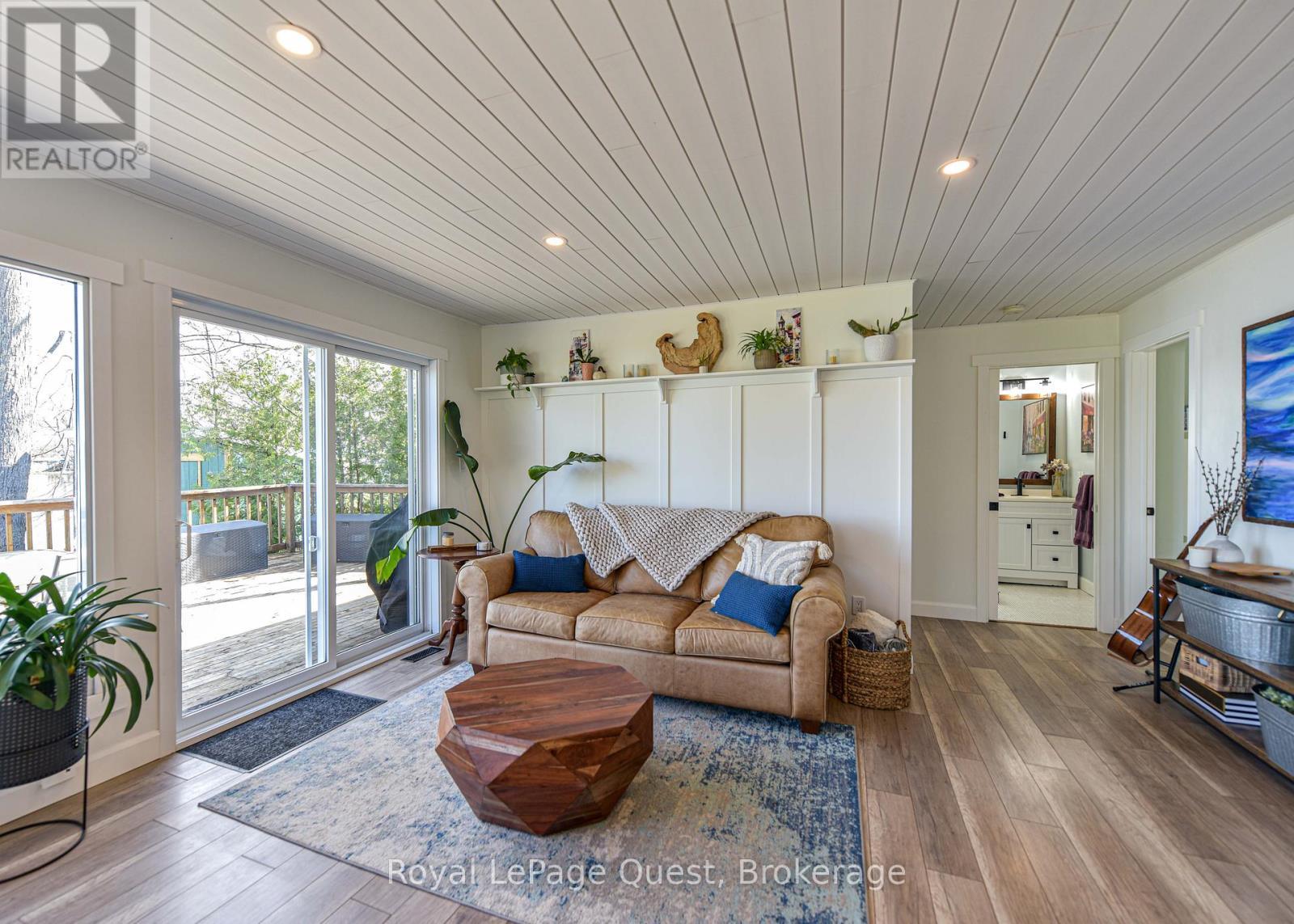 4304 Plum Point Road, Ramara, ON - Indoor Photo Showing Living Room