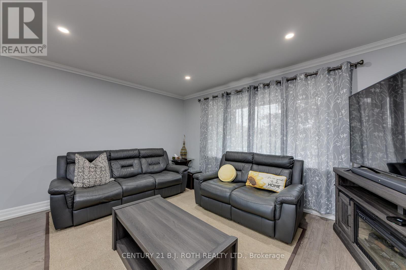 193 Epsom Downs Drive, Toronto, ON - Indoor Photo Showing Living Room