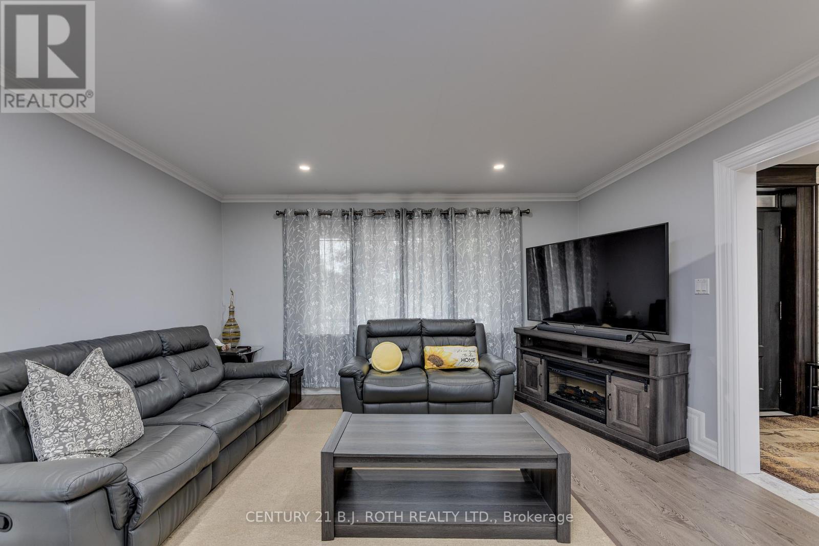 193 Epsom Downs Drive, Toronto, ON - Indoor Photo Showing Living Room
