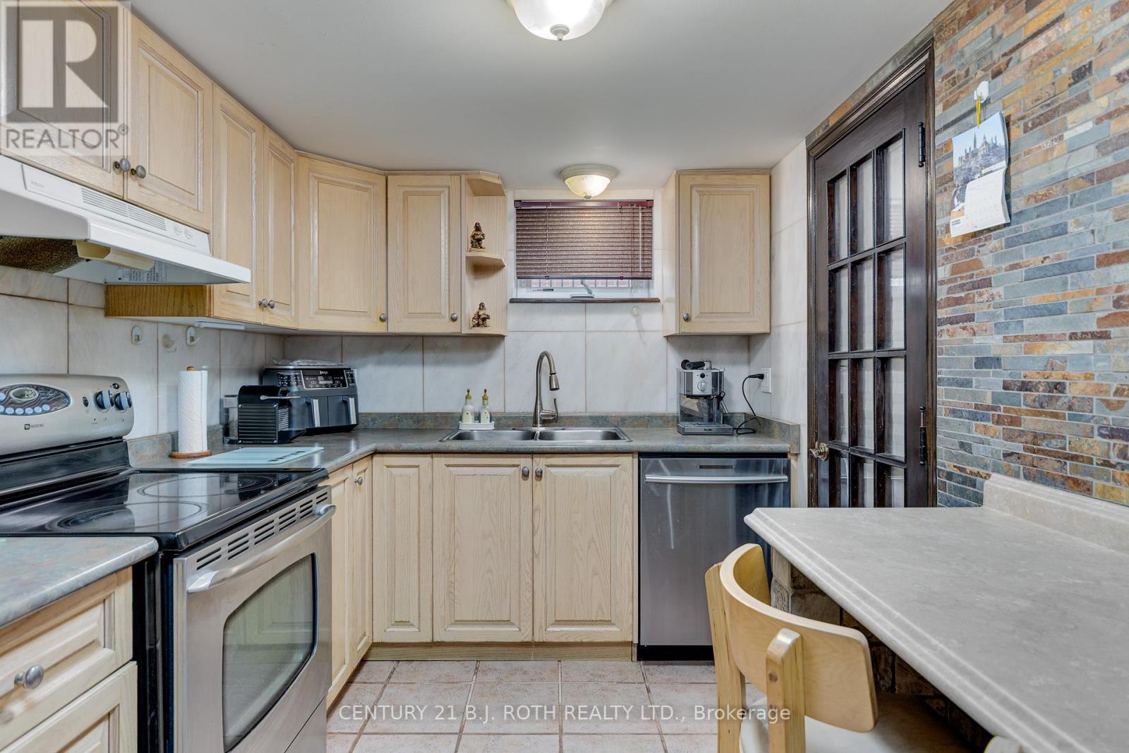 193 Epsom Downs Drive, Toronto, ON - Indoor Photo Showing Kitchen With Double Sink