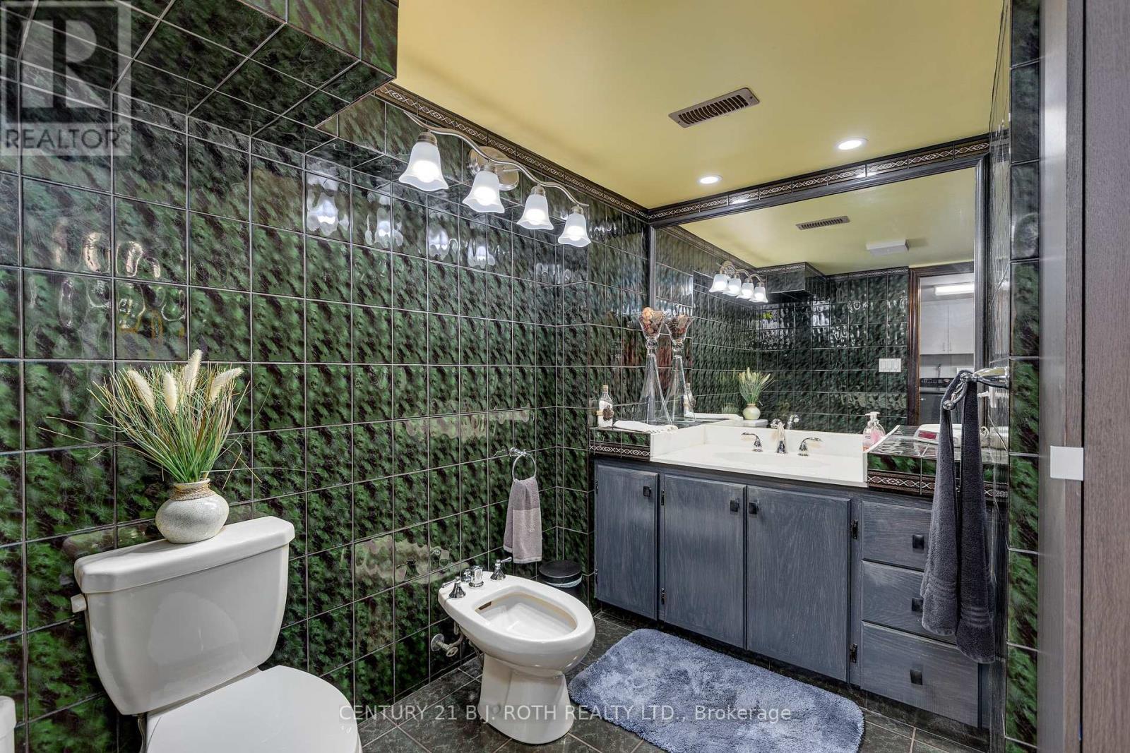 193 Epsom Downs Drive, Toronto, ON - Indoor Photo Showing Bathroom