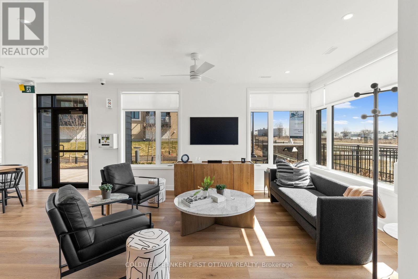 302 - 611 Wanaki Road, Ottawa, ON - Indoor Photo Showing Living Room